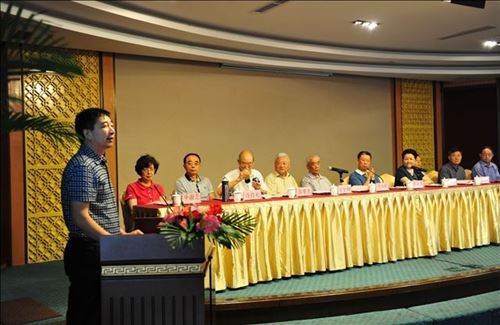 周鸿运秘书长宣布四川省生命关怀协会第二届会员代表大会开幕.jpg
