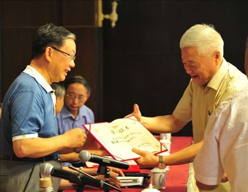 新任会长王宇坤向雷志勇顾问颁发荣誉证书.jpg