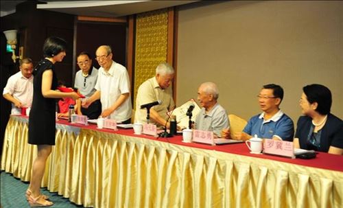 新任会长王宇坤向名誉会长冯老颁发荣誉证书.jpg